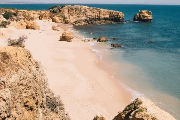 Kalksteinküste Praia da Marinha an der Algarve