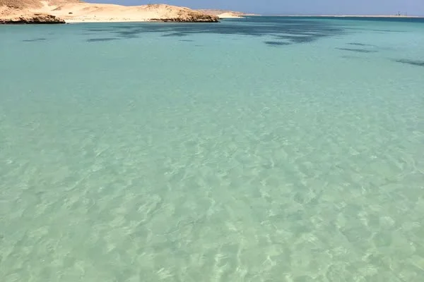 Strand mit türkisem Wasser bei Hurghada am Roten Meer