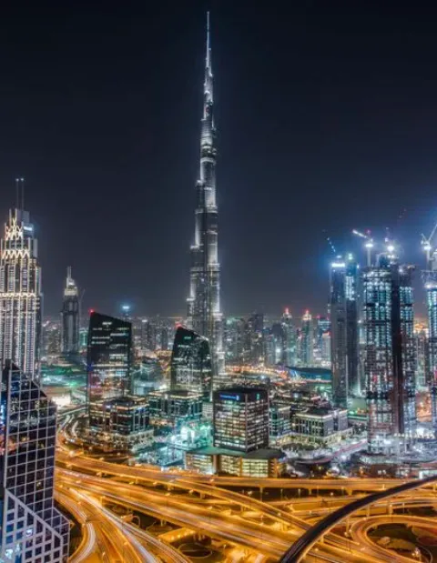 Dubai Skyline mit Burj Khalifa bei Abendlicht