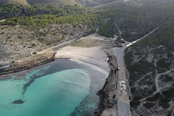 Bucht auf Mallorca mit türkisfarbenem Wasser